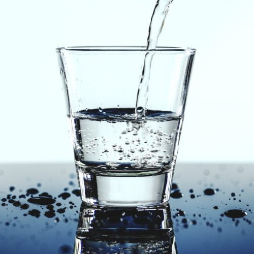 Jaką wodę pić? – Niegazowaną czy gazowaną?